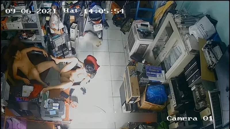 Cô vợ anh xã quan hệ nhau trong của hàng máy tính