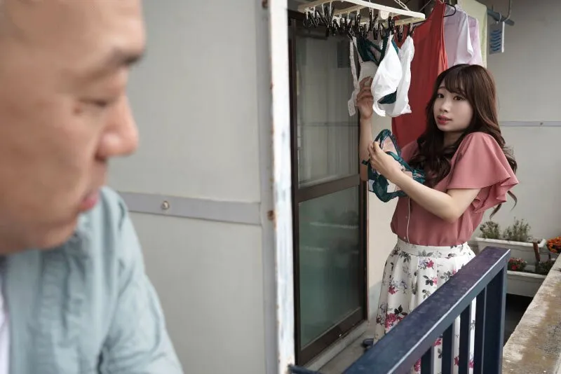 Gã nhà cạnh bên chuyên soi mói và cặp vợ yêu gã chồng thường xuyên rên la quá to