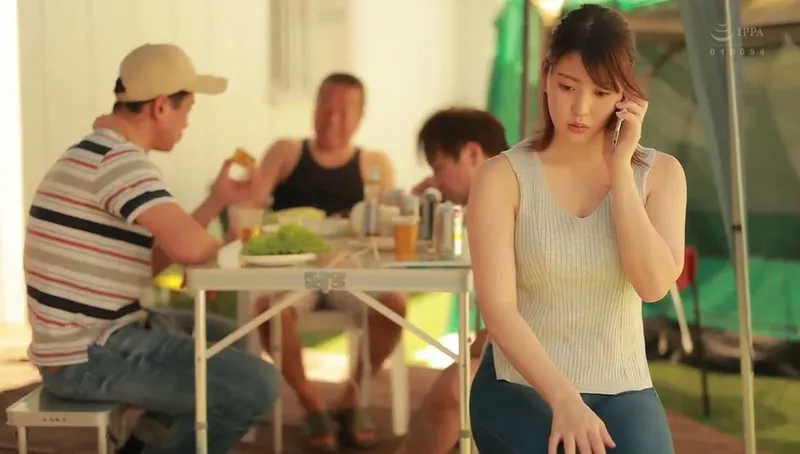 Người chồng khờ để bà xã tham gia sự kiện cắm trại với mấy gã nhà sát bên và cái kết