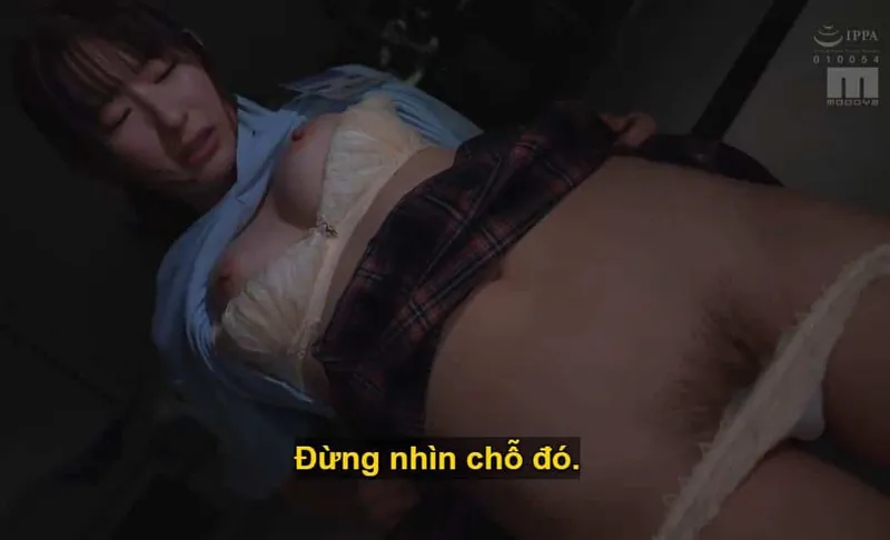 Ông chủ lập mưu "đè" cô nhân viên dưới quyền kiêu căng lười nhác, suốt ngày chỉ chăm chăm chat chit với người yêu.